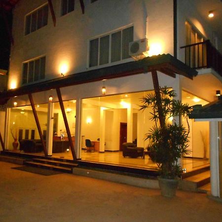 Onreech Hotel Seeduwa Екстер'єр фото