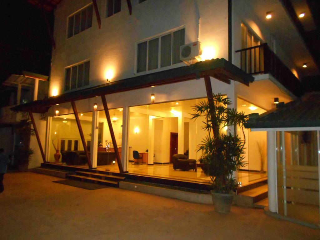 Onreech Hotel Seeduwa Екстер'єр фото